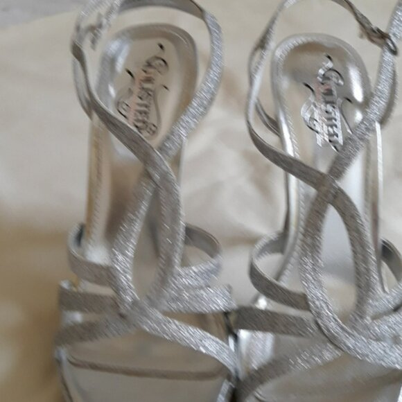 Open toes silver sandals size 7. - Picture 7 of 7